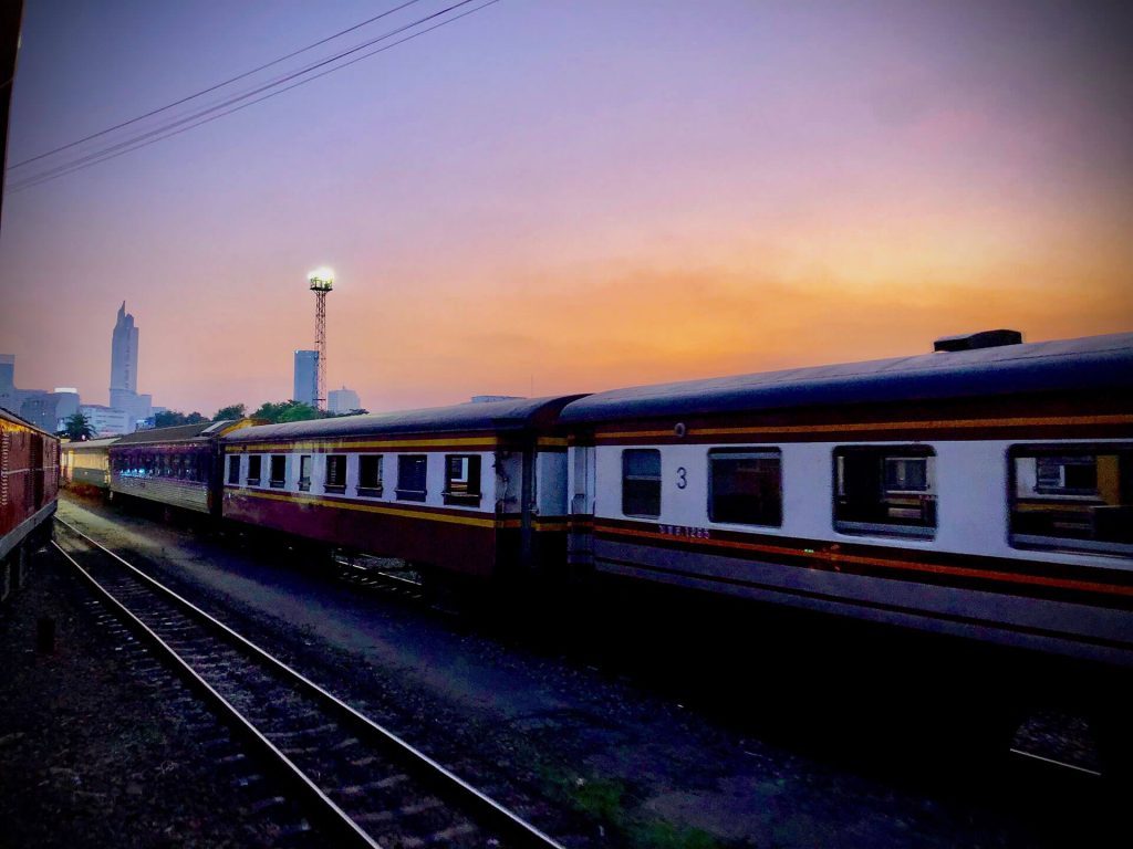 Zugfahrt von Ayutthaya nach Bangkok