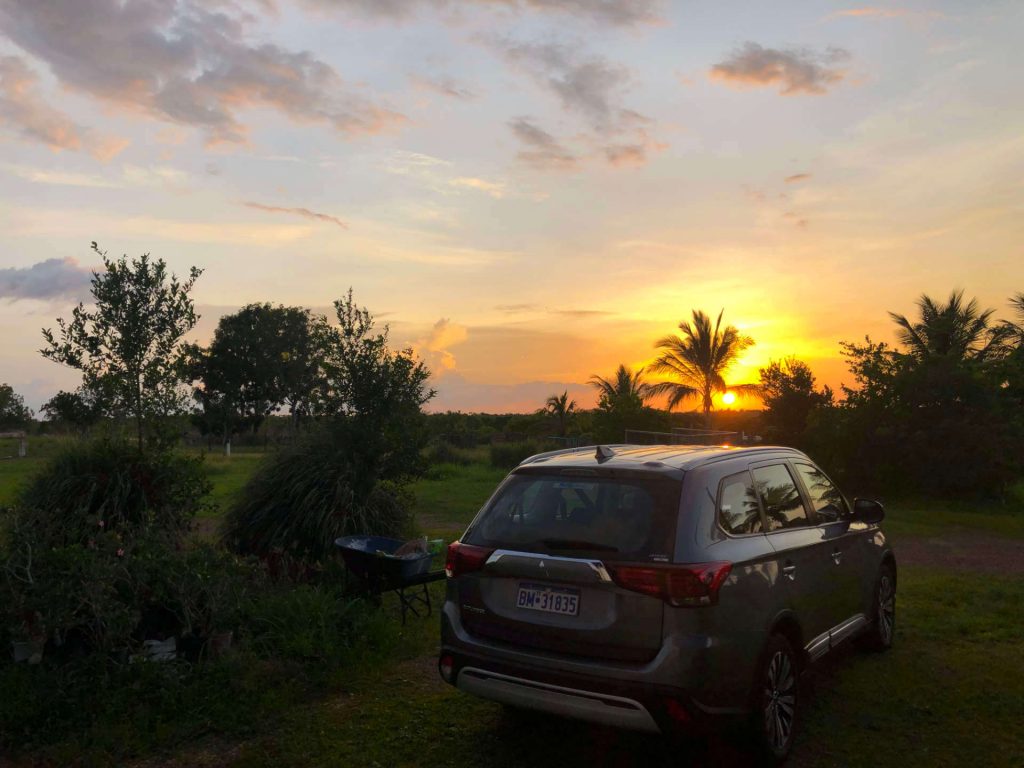 Sonnenuntergang mit einem Mitsubishi Outlander in Berry Springs